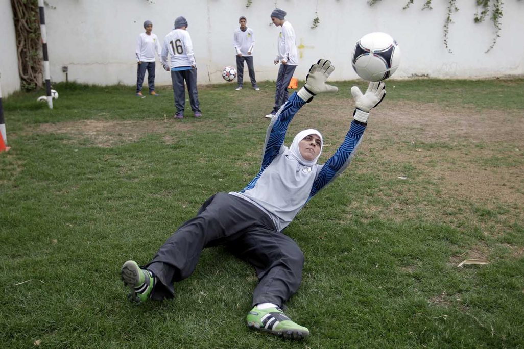 שחקנית בקבוצת כדורגל בסעודיה מתאמנת במיקום סודי. 4 במאי 2013 (צילום: AP Photo/Hassan Ammar, File)