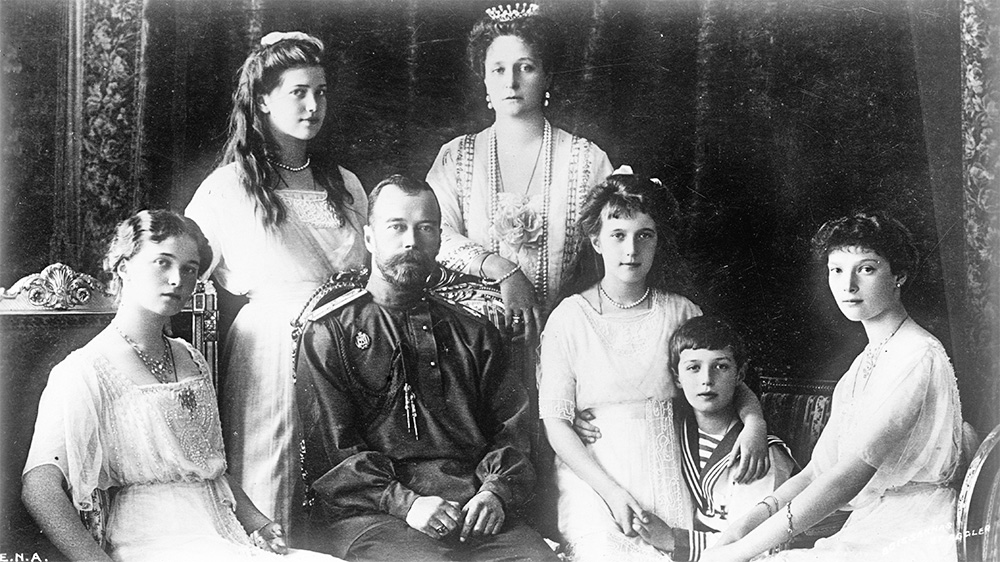 הצאר ניקולאי ה-2 לצד משפחתו (צילום: Boissannas et Eggler / ויקיפדיה).