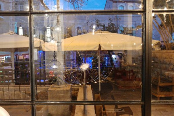 שמשה שבורה בחזית מסעדת R&R (צילום: ענת יורובסקי)