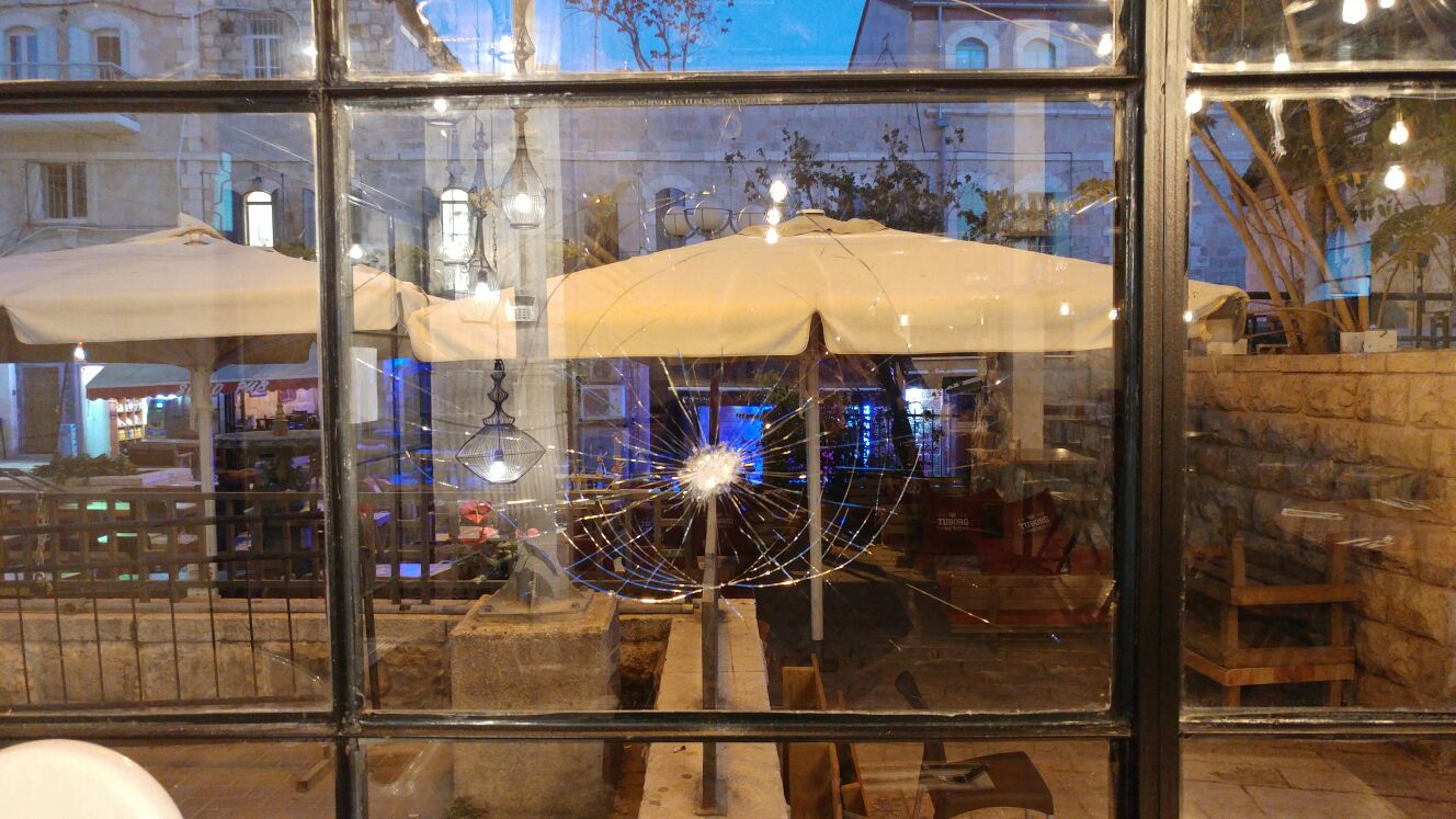 שמשה שבורה בחזית מסעדת R&amp;R (צילום: ענת יורובסקי)