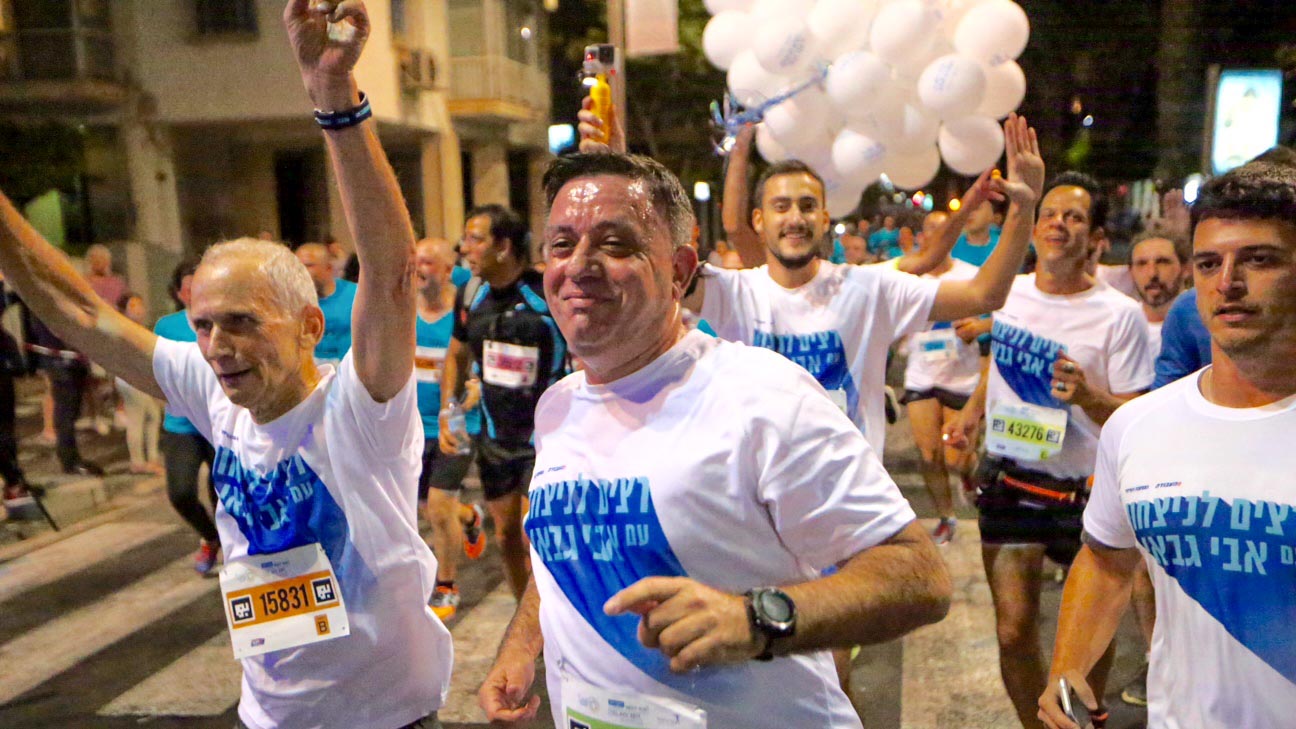 אבי גבאי במירוץ הלילה בתל אביב (צילום: פלאש90).