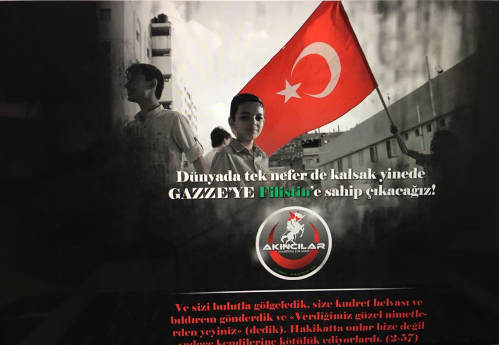 המודעה שהועלתה על ידי פצחנים טורקים אמש (2 נובמבר 2017) למספר אתרי חדשות ישראלים ואתרי אינטרנט של ארגונים יהודיים ברחבי העולם, בשפה הטורקית. גם אתר 'דבר ראשון' הותקף אך המתקפה נכשלה והאתר המשיך לפעול