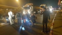 חסימה בכניסה לבתי הזיקוק בחיפה (צילום: הנכים הופכים לפנתרים)