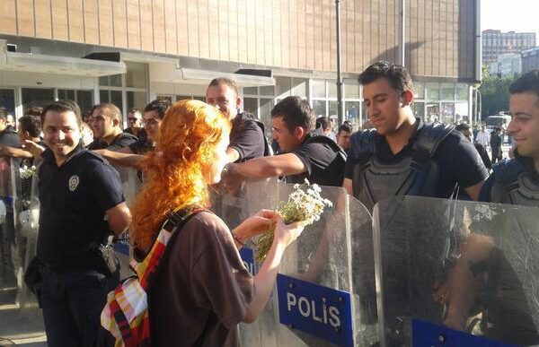 פרחים לשוטרים &#8211; מחאה חכמה מגייסת לצידה את מוסדות השלטון ולא הופכת אותם לאויב