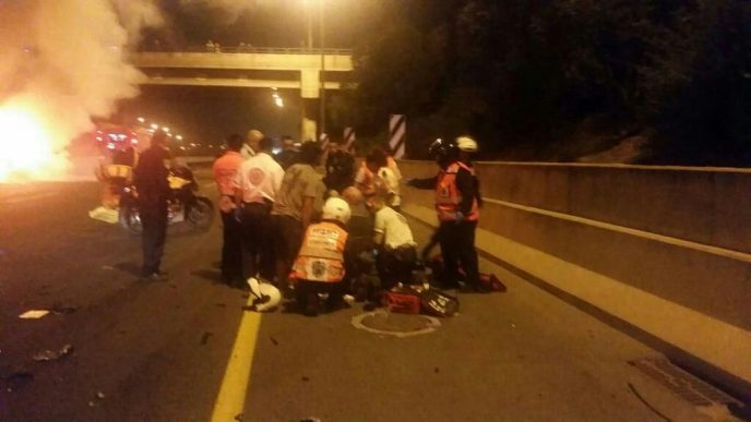 זירת התאונה במחלף קק"ל, בה נהרג אדם מפיצוץ מכונית, 16.11.2017. (צילום: דוברות איחוד הצלה)