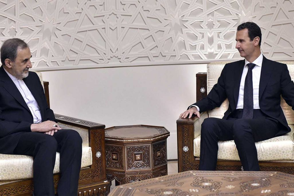 אסד נפגש עם עלי  אכבר ולאייאטי, יועץ בכיר לאיתוללה חמינאי בדמשק סוריה. 7 בנובמבר (צילום: SANA via AP)