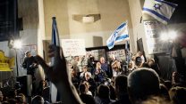 מפגינים בכיכר רוטשילד נגד שחיתות היום, 2 בדצמבר (צילום: תומר ניוברג/ פלאש 90)