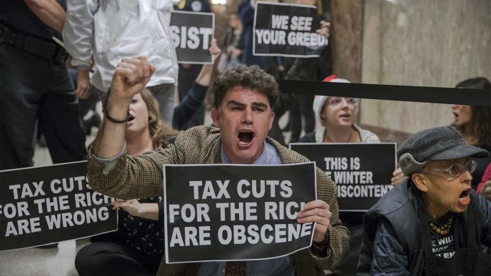 מפגינים נגד רפורמת המיסים מחוץ לסאנט 28 בנובמבר (צילום: AP Photo/J. Scott Applewhite)