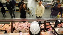 אנשים קונים בשר בסופר (צילום אילוסטרציה: קובי גדעון/ פלאש 90)