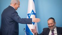 נתניהו ודרעי במסיבת עיתונאים בנושא רפורמה חדשה רישוי עסקים קטנים. 3 בדצמבר (צילום: יונתן זינדל/ פלאש 90)