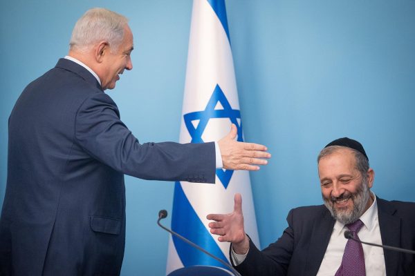 נתניהו ודרעי במסיבת עיתונאים בנושא רפורמה חדשה רישוי עסקים קטנים. 3 בדצמבר (צילום: יונתן זינדל/ פלאש 90)