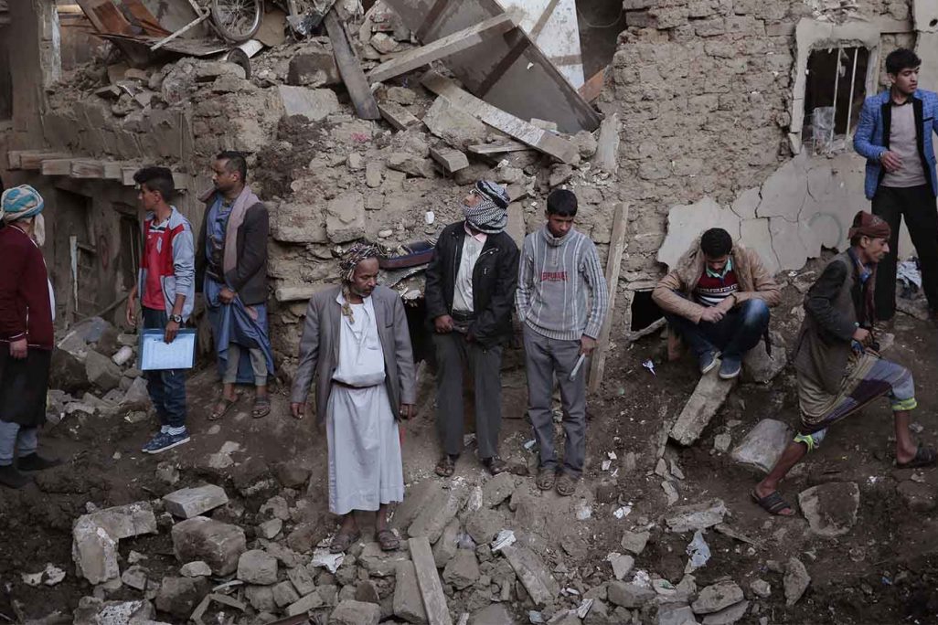 אנשים מתאספים באזור שהופצץ על ידי מטוסים סעודיים בצנעא. 11 בנובמבר (צילום: AP Photo/Hani Mohammed)