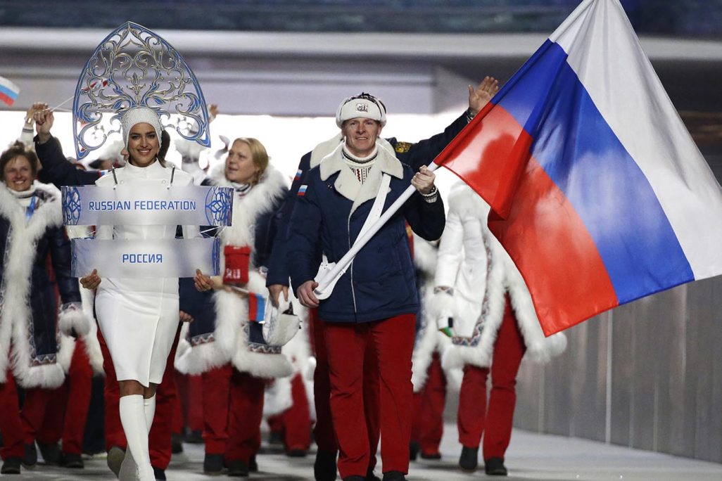 המשלחת הרוסית לאולימפיאדת סוצ'י ב-2014 צועדת עם דגל רוסיה בטקס הפתיחה של האוליפיאדה. 7 בפברואר 2014 (צילום: AP Photo/Mark Humphrey, file)
