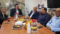 מנהיגים בדואים מהנגב במפגש נחומים, עם ראש עריית ערד 5 בדצמבר 2017 (צילום:
ירון רבינוביץ)