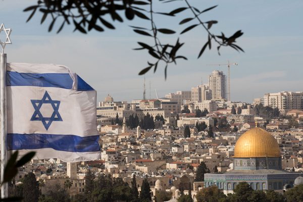 דגל ישראל על רקע העיר העתיקה בירושלים (צילום: יונתן זינדל / פלאש 90).