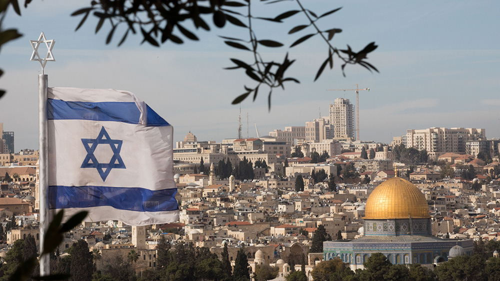 דגל ישראל על רקע העיר העתיקה בירושלים (צילום: יונתן זינדל / פלאש 90).