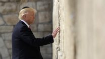 נשיא ארה״ב דונלד טראמפ מניח פתק בכותל (צילום ארכיון: AP Photo/Evan Vucci).