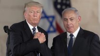 רה״מ בנימין נתניהו ונשיא ארה״ב דונלד טראמפ בטקס במוזיאון ישראל בירושלים. תמונת ארכיון. (צילום: AP Photo/Sebastian Scheiner, File).