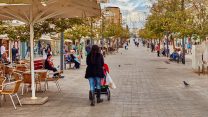 אמא ותינוק במדרחוב בראשון לציון (Editorial credit: rasika108 / Shutterstock.com).