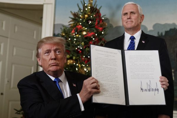 נשיא ארה"ב, דונלד טראמפ, מציג את ההכרזה הנשיאותית על הכרה אמריקאית בירושלים כבירת ישראל, 6 בדצמבר 2017. (צילום: AP Photo/Evan Vucci)