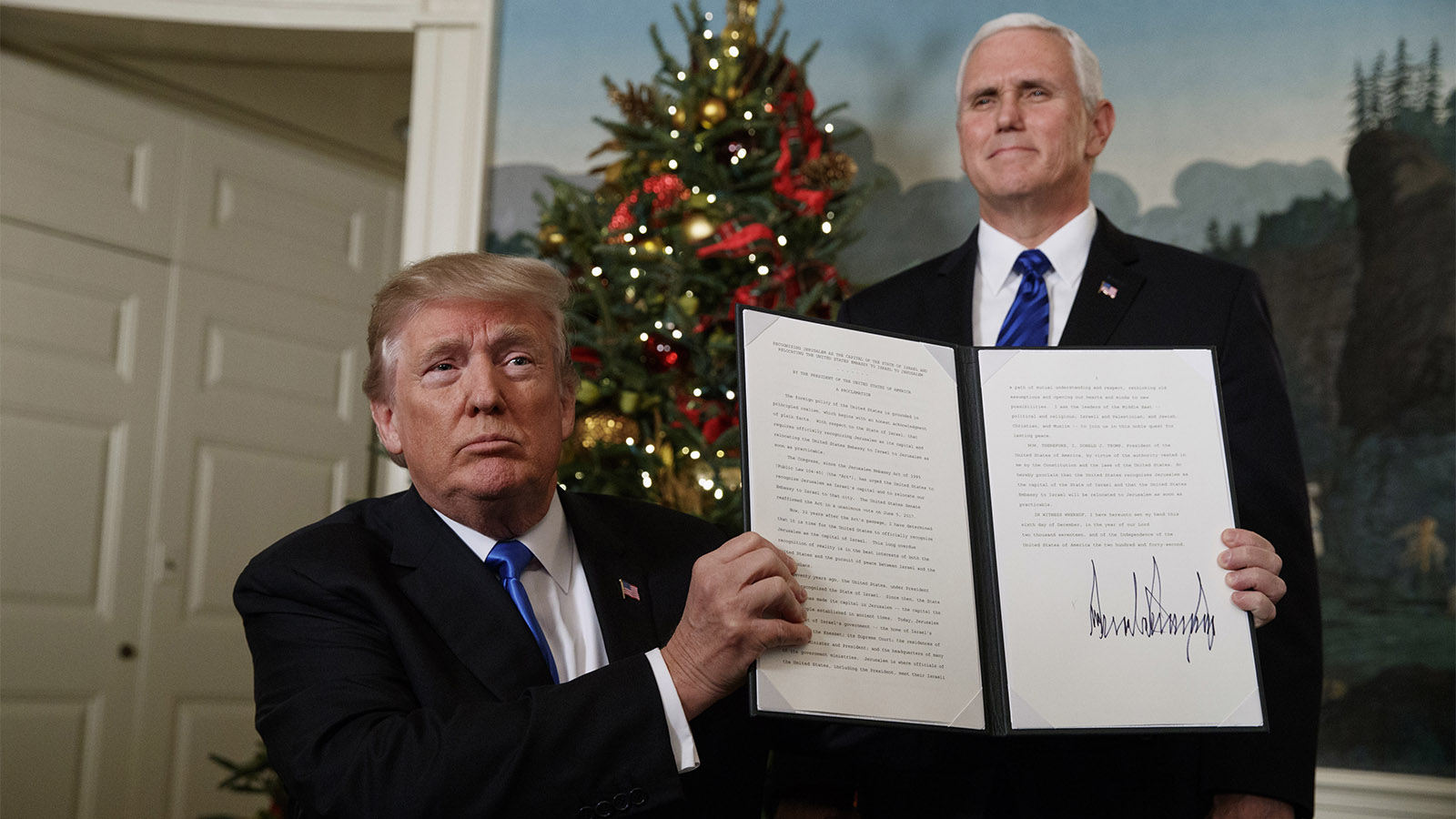 נשיא ארה&quot;ב, דונלד טראמפ, מציג את ההכרזה הנשיאותית על הכרה אמריקאית בירושלים כבירת ישראל, 6 בדצמבר 2017. (צילום: AP Photo/Evan Vucci)