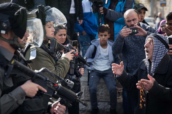עימותים בין שוטרים לפלסטינים מול שער שכם בעקבות הכרזת טראמפ אתמול (צילום: הדס פרוש/ פלאש 90)