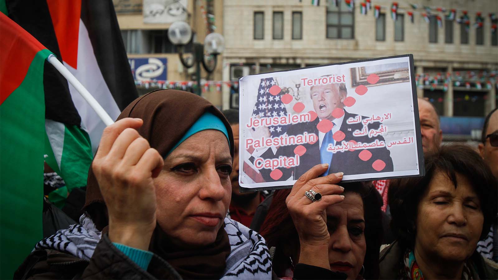 פלסטינים מפגינים בשכם בעקבות הכרזת טראמפ אתמול (צילום: נאסר איסתאפח/ פלאש 90)