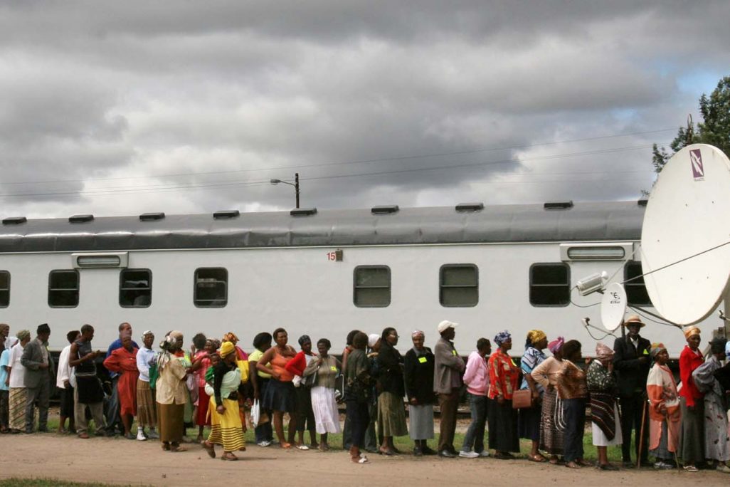 אנשים בתור לרופא בעיר קירקווד, דרום אפריקה. ארכיון (צילום: AP Photo/Denis Farrell)