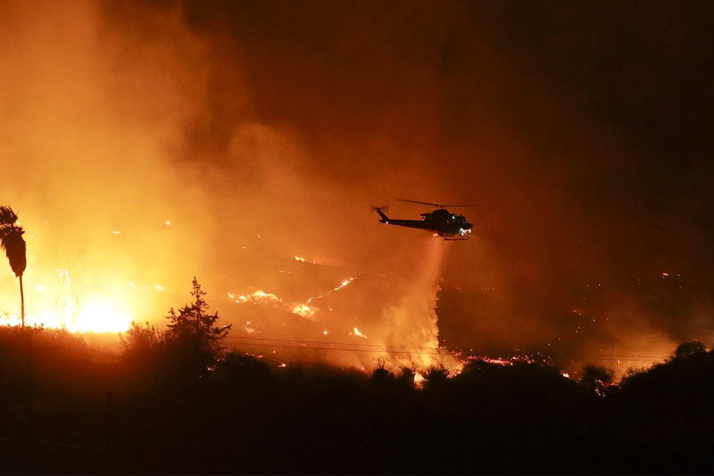 מסוק כיבוי מכבה את שריפה בדרום קליפורניה 7 בדצמבר (צילום: AP Photo/Gregory Bull)