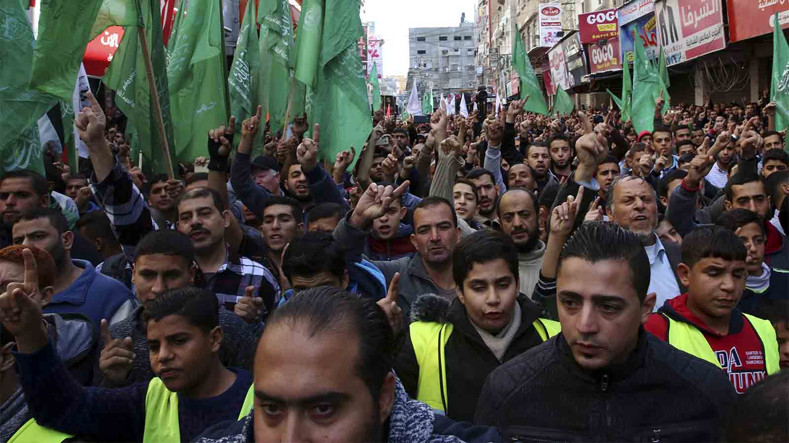 מפגינים בעזה עם דגלי חמאס בתגובה להכרזת טראמפ 8 בדצמבר (צילום: AP Photo/Adel Hana)