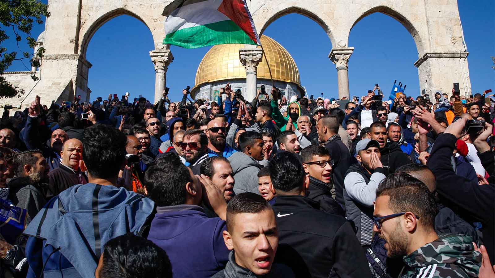 פלסטינים מפגינים בהר הבית בעקבות הכרזת טראמפ. 8 בדצמבר (צילום: סלימן חאדר/ פלאש 90)