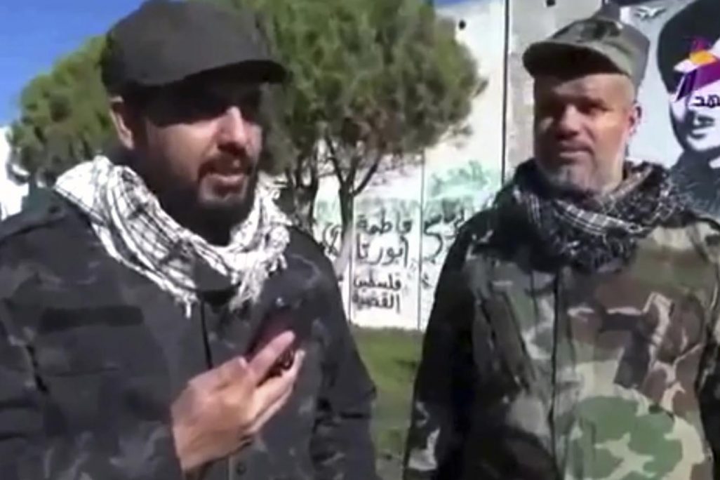צילום מסך מתוך הסרטון המתעד את ביקורו של קייס אל ח'זאלי, מ]קד מיליציה בתמיכת איראן, בגבול ישראל-לבנון. (צילום: Al-Ahd TV station via AP)