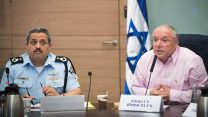 דוד אמסלם והמפכ"ל רוני אלשיך, אוקטובר 2017 (יונתן זינדל / פלאש90)