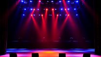 במה מוארת לקראת הופעה (Shutterstock).