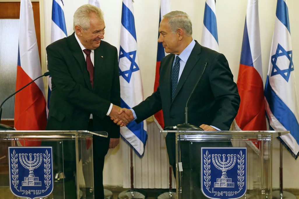 נשיא צ'כיה מילוש זאמן בפגישה עם רה"מ נתניהו בביקורו בישראל (צילום: AP Photo/Baz Ratner, Pool)