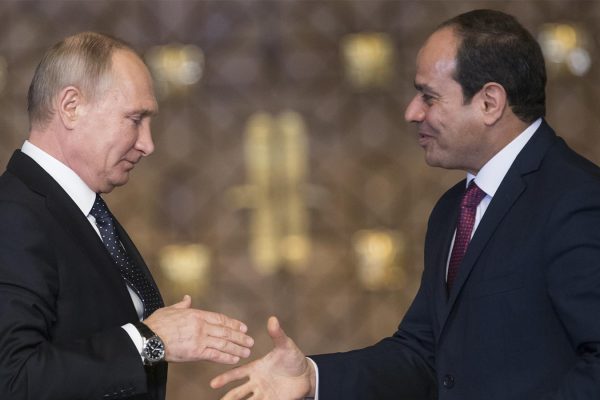נשיא רוסיה פוטין בפגישה עם נשיא מצרים א- סיסי, בקהיר 11 בדצמבר (צילום: Alexander Zemlianichenko/pool photo via AP)