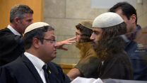 ינון ראובני (מימין) חשוד בהצתת כנסיית הלחם והדגים בעת משפטו, יולי 2015 (באסל עווידאת  פלאש90)