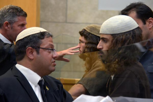 ינון ראובני (מימין) חשוד בהצתת כנסיית הלחם והדגים בעת משפטו, יולי 2015 (באסל עווידאת  פלאש90)