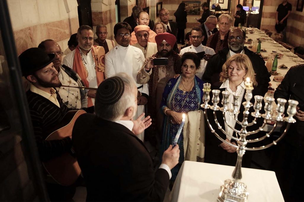 משלחת אנשי דת מבחריין מדליקים נרות חנוכה במהלך ביקור ראשון בישראל, 12 בדצמבר 2017. (צילום: AP Photo/Mahmoud Illean)