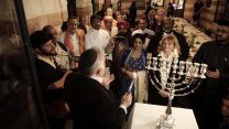 משלחת אנשי דת מבחריין מדליקים נרות חנוכה במהלך ביקור ראשון בישראל, 12 בדצמבר 2017. (צילום: AP Photo/Mahmoud Illean)