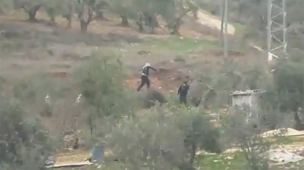 מתנחלים תוקפים פלסטיניים בכפר בורין (צילום מסך מתוך דף הפייסבוק של שומרי משפט - רבנים למען זכויות אדם).