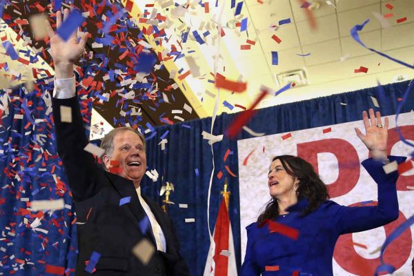 דאג ג'ונס המועמד הדמוקרטי לסנאט מטעם אלבמה לאחר ההכרזה על בחירתו 12 בדצמבר (צילום: AP Photo/John Bazemore)