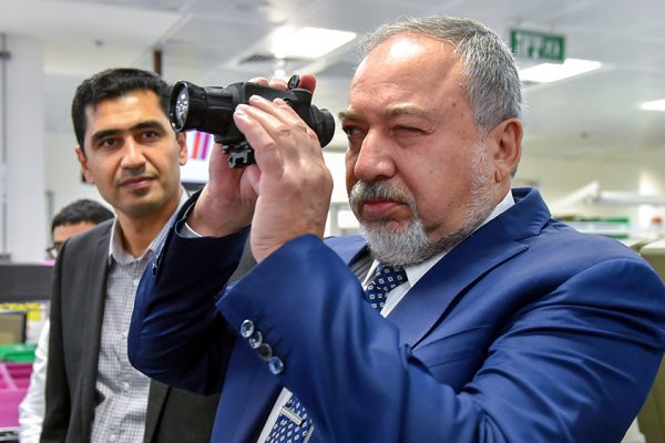 שר הביטחון אביגדור ליברמן בעת ביקורו במפעל 'אלסק' בשדרות (קרדיט: אריאל חרמוני, משרד הביטחון)