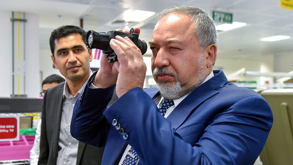 שר הביטחון אביגדור ליברמן בעת ביקורו במפעל 'אלסק' בשדרות (קרדיט: אריאל חרמוני, משרד הביטחון)