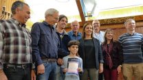 השרה גילה גמליאל ומשפחת ולד שזכתה במקום הראשון (צילום: דוד טברסקי).