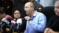 יו"ר ההסתדרות ניסנקורן במסיבת עיתונאים(צילום: פלאש 90)