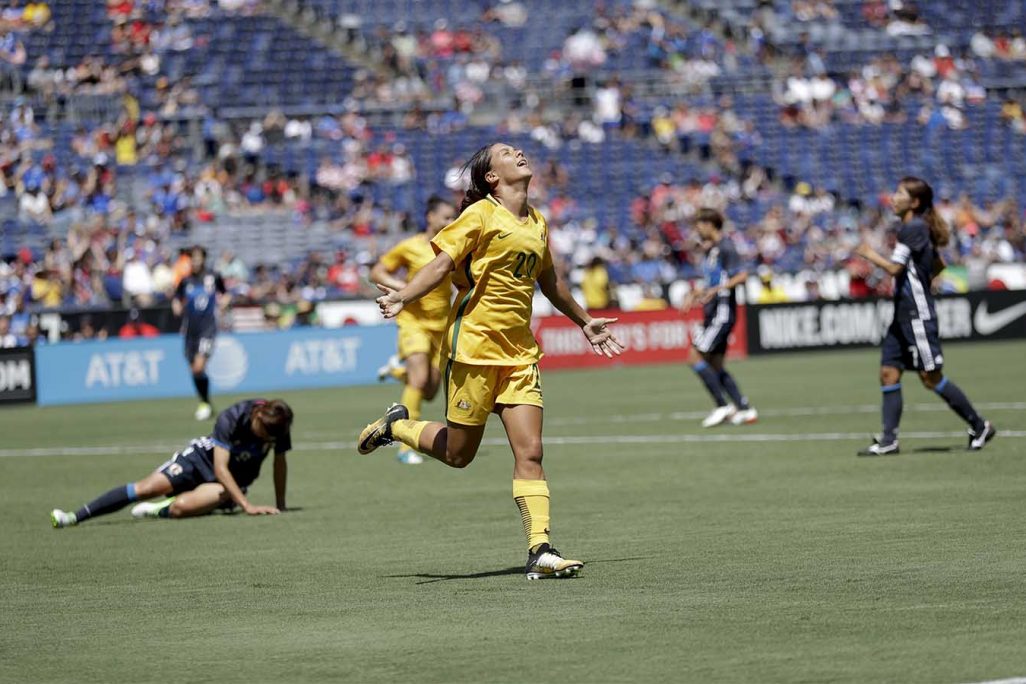 סמנתה מאי קר חוגגת לאחר גול במדי נבחרת אוסטרליה מול יפן יולי 2017 (צילום: AP Photo/Gregory Bull)