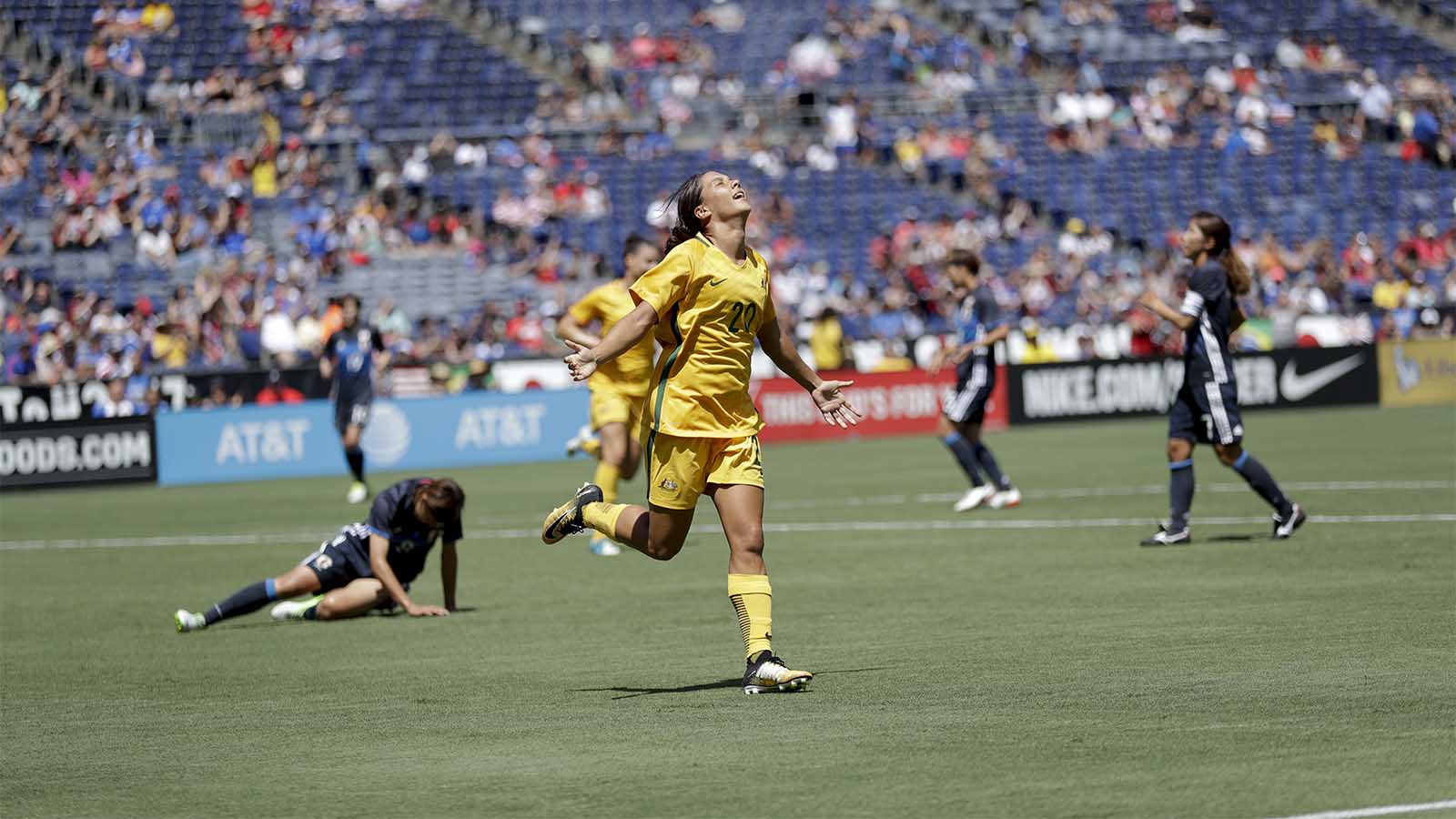 סמנתה מאי קר חוגגת לאחר גול במדי נבחרת אוסטרליה מול יפן יולי 2017 (צילום: AP Photo/Gregory Bull)