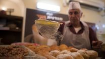 סופגניות לכבוד חנוכה במאפיה בירושלים (צילום: יונתן זינדל / פלאש 90).