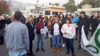 עובדי טבע מוחים בכניסה למפעלי החברה בקרית שמונה (צילום: דוברות ההסתדרות).